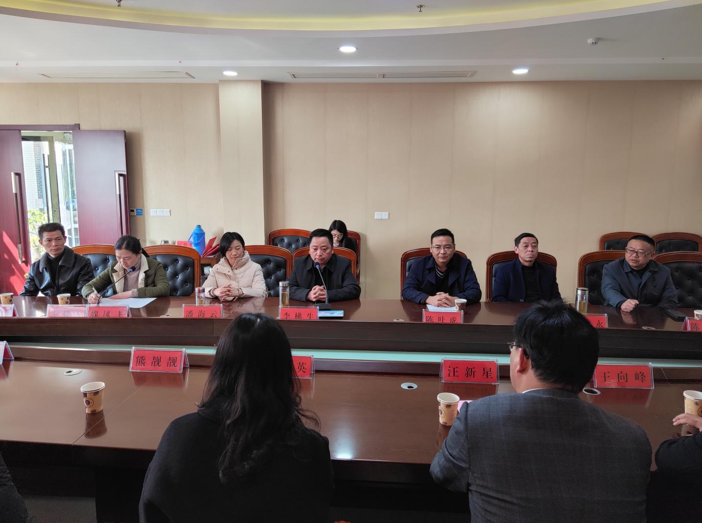 痘姆乡召开民营企业家座谈会(图1)