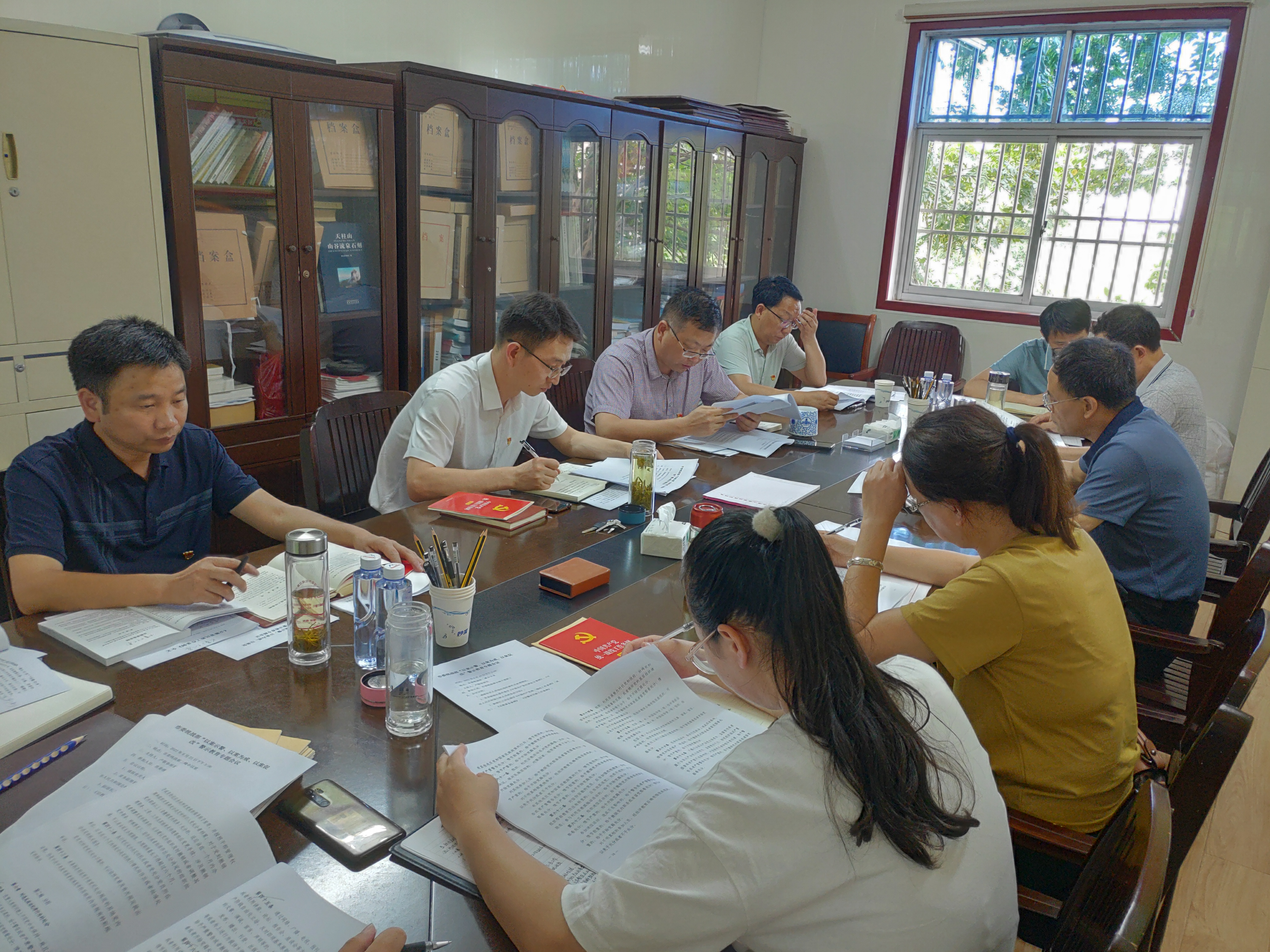 产敬春主持召开市委统战部“以案示警”.jpg