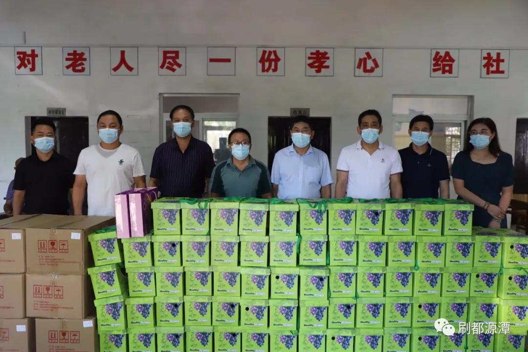 源潭镇民营企业开展“感党恩·庆中秋公益行”活动(图2) 源潭镇民营企业开展“感党恩·庆中秋公益行”活动(图2)